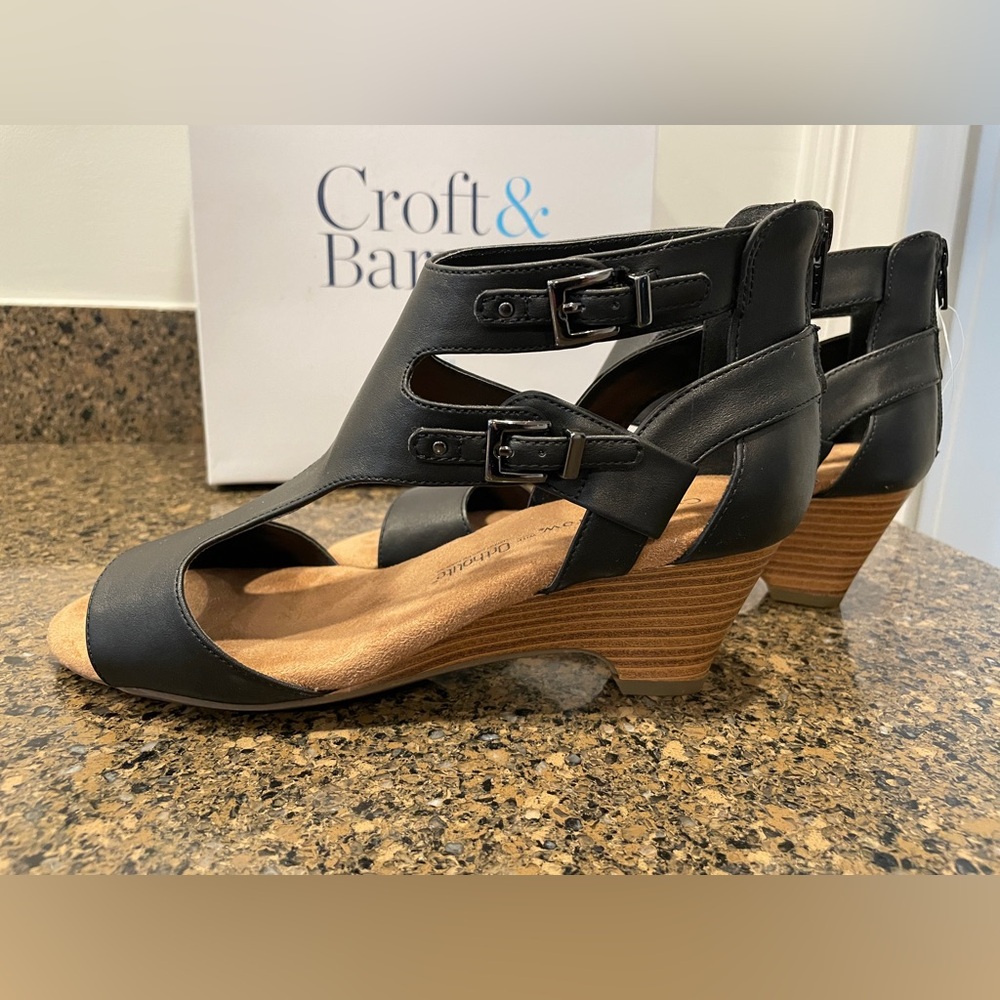 New in box Croft & Barrow black strappy sandal w heel 😎